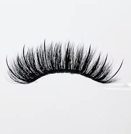 Fluffy lash with wisp extensions